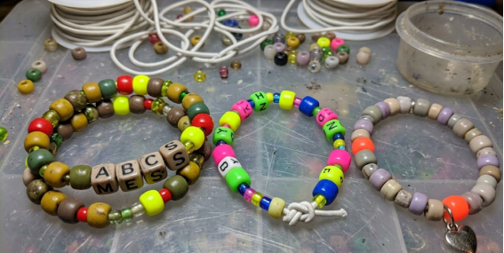 I first started learning, my color combinations were often not harmonious enough, and the colors of the beads easily mixed, making the overall effect look messy and disorganized. 