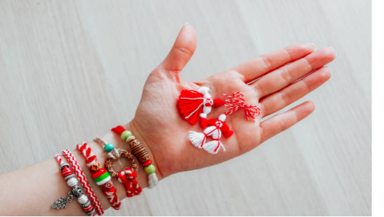 Each Christmas beaded bracelet exudes a delicate and unique festive atmosphere through its subtle colors and luster.